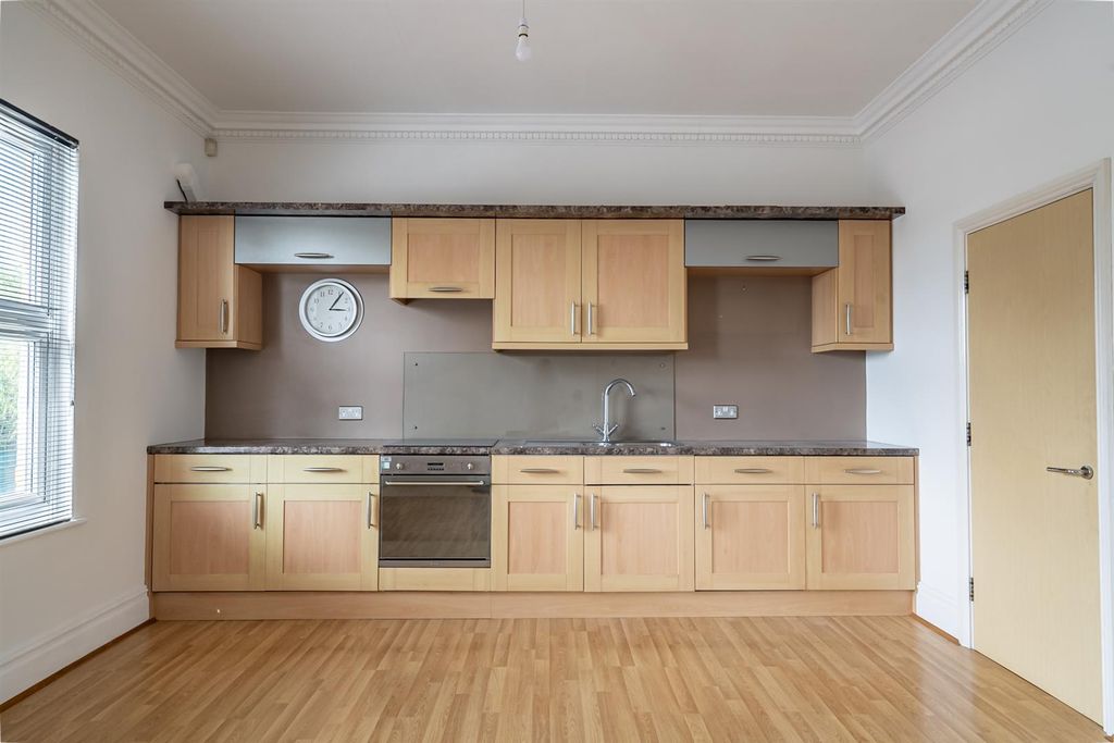 Property photo 3 of 11 Kitchen