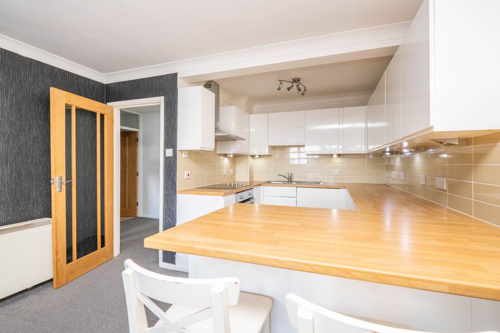 Property photo 2 of 8 Picture No. 11