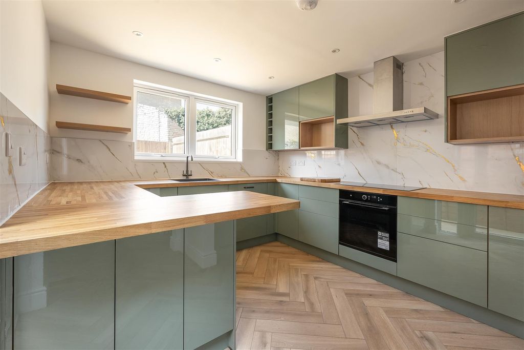 Property photo 2 of 23 Durham Road, E16