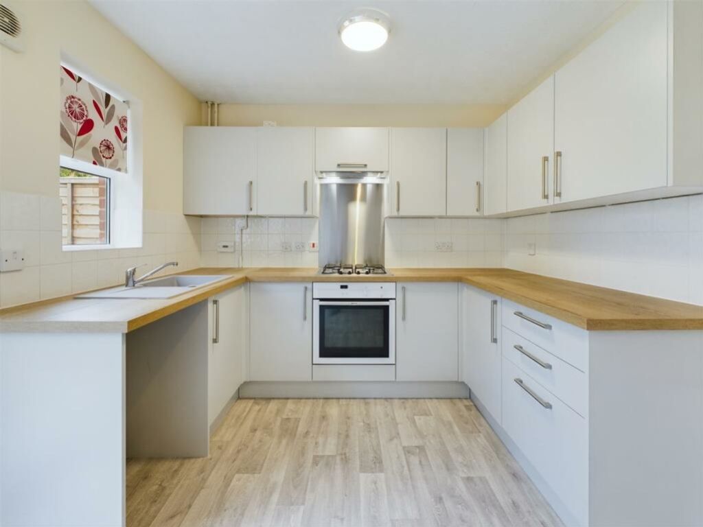 Property photo 3 of 7 Kitchen