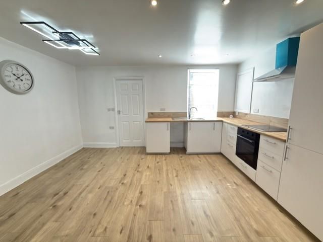 Property photo 3 of 10 Dining Kitchen