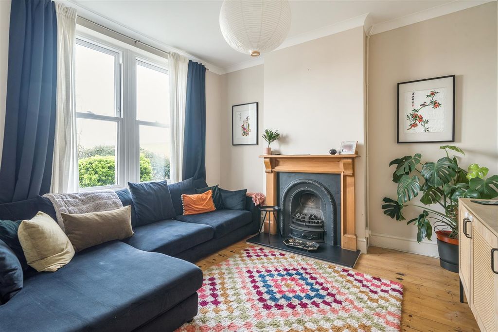 Property photo 2 of 23 Lounge