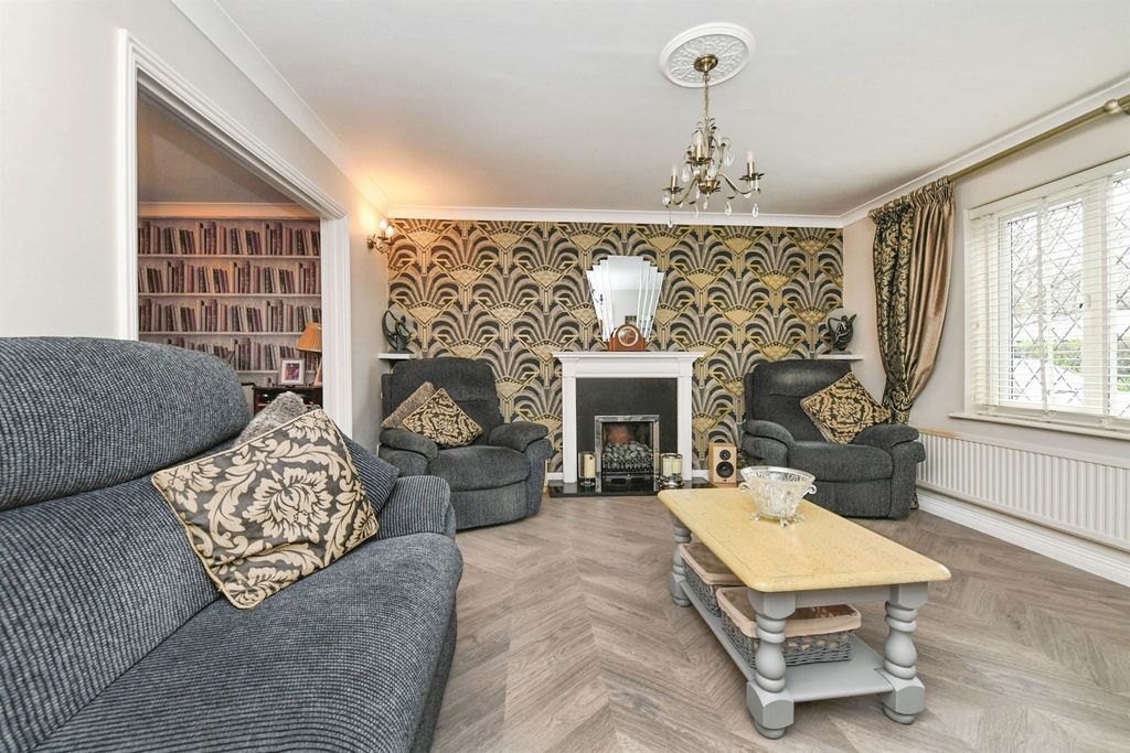 Property photo 3 of 16 Lounge