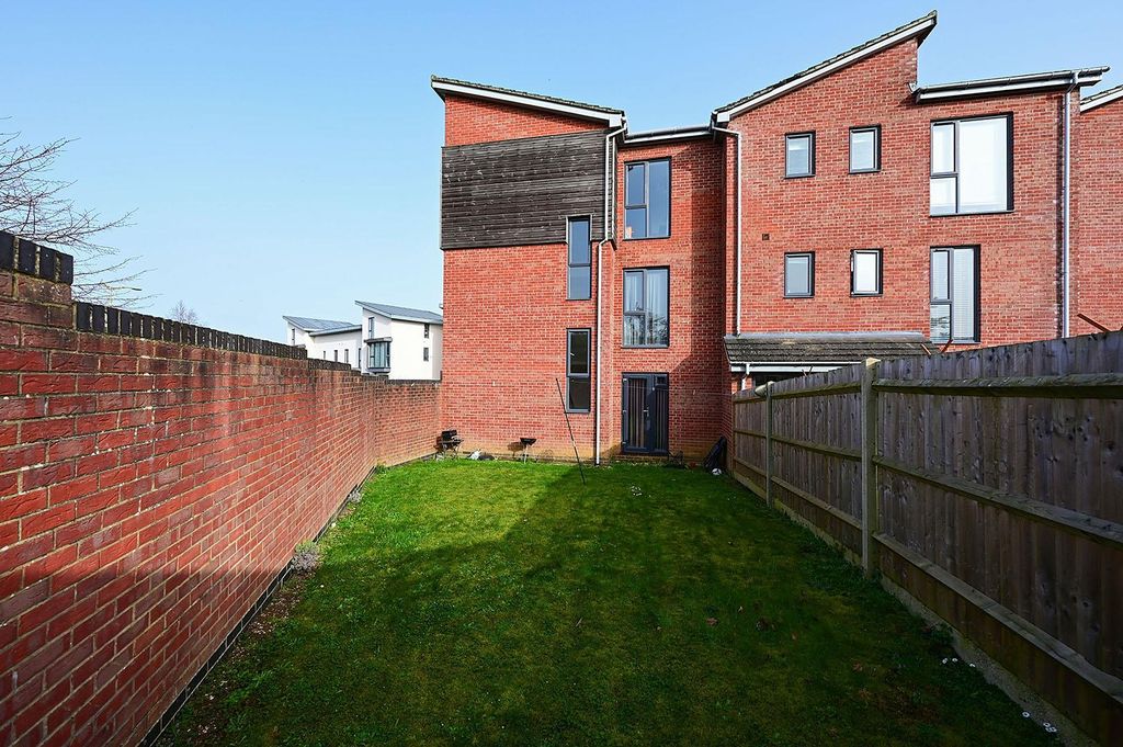Property photo 3 of 9 Oxford Way