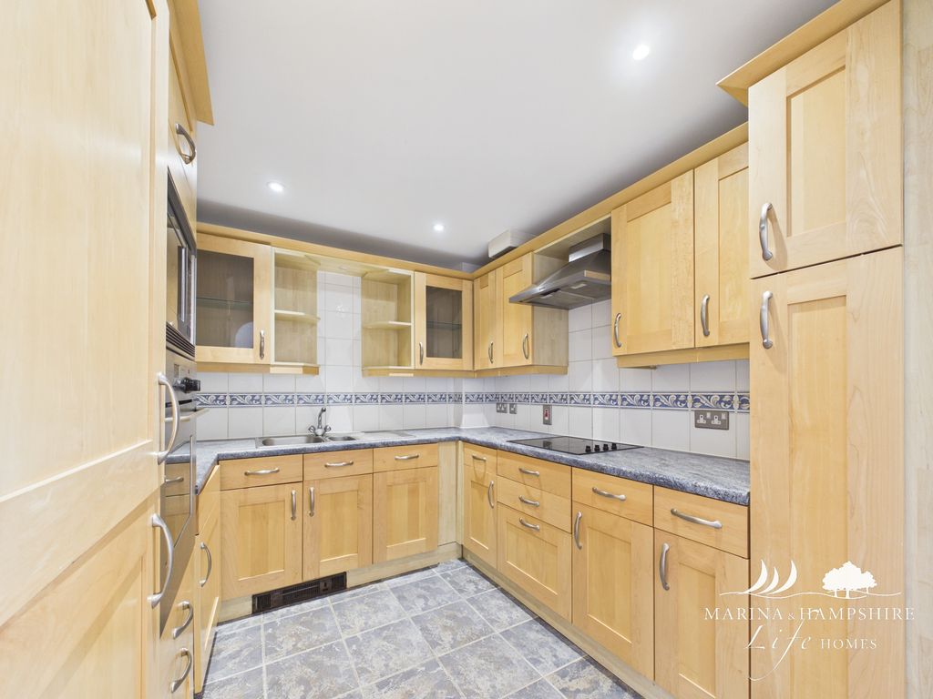 Property photo 3 of 40 Cam03915G0-Pr0065-Still020