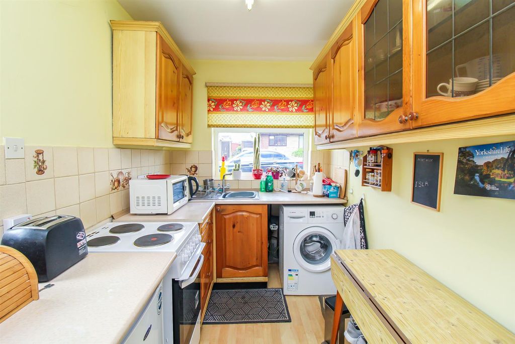Property photo 3 of 8 Kitchen