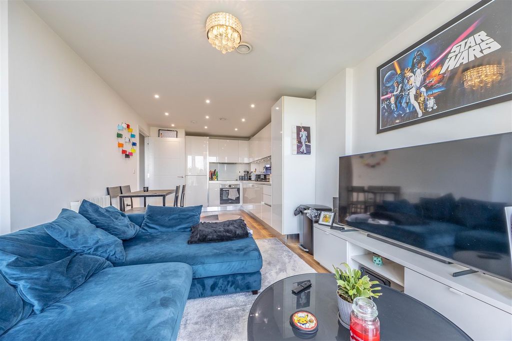 Property photo 2 of 15 Kitchen/Lounge/Diner