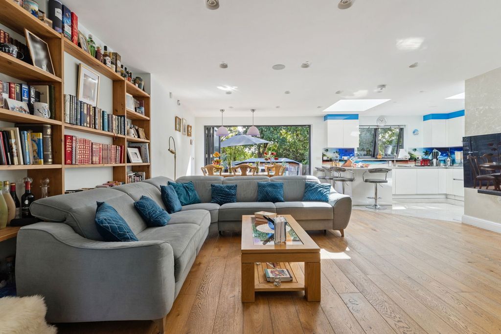 Property photo 3 of 31