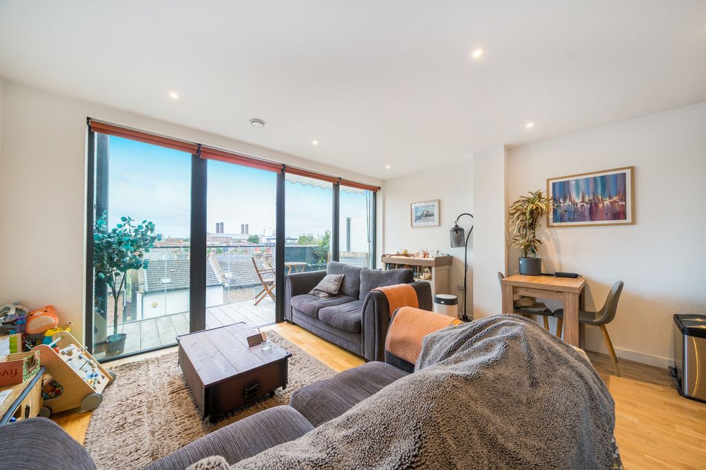 Property photo 1 of 16 1508963-10-6A841c...