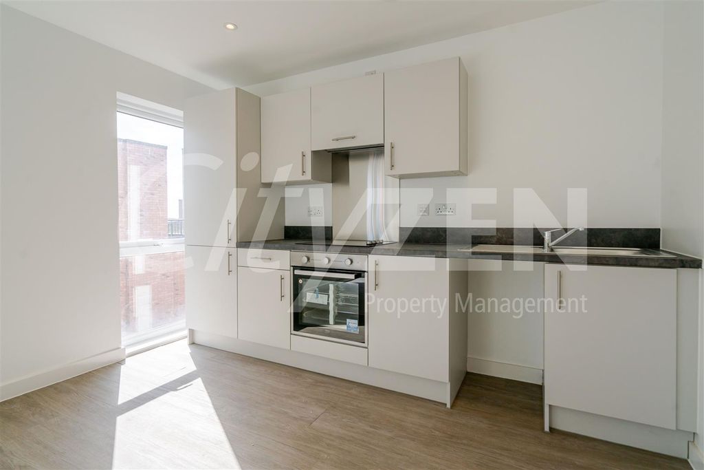 Property photo 3 of 11 Kitchen