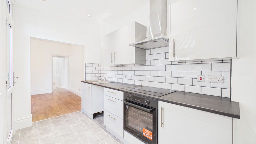 Property photo 2 of 13 5548554