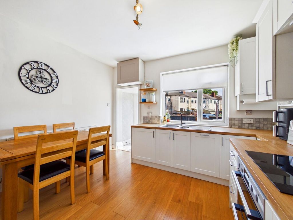 Property photo 3 of 11 Kitchen