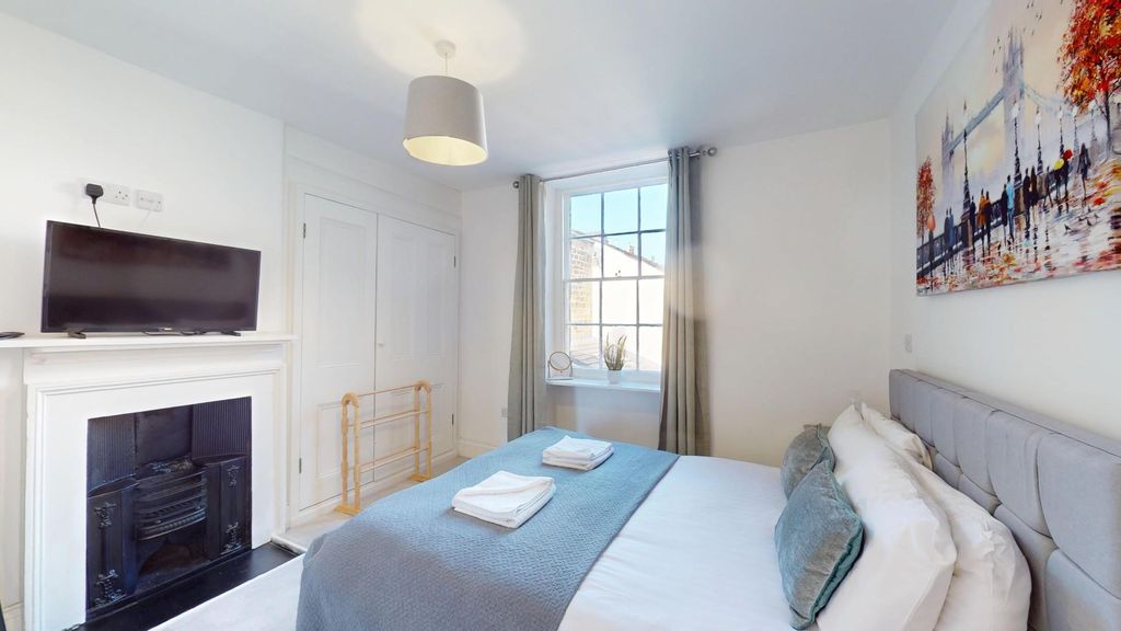 Property photo 3 of 10 Flat-2-38-Boroughgate-Bedroom.Jpg