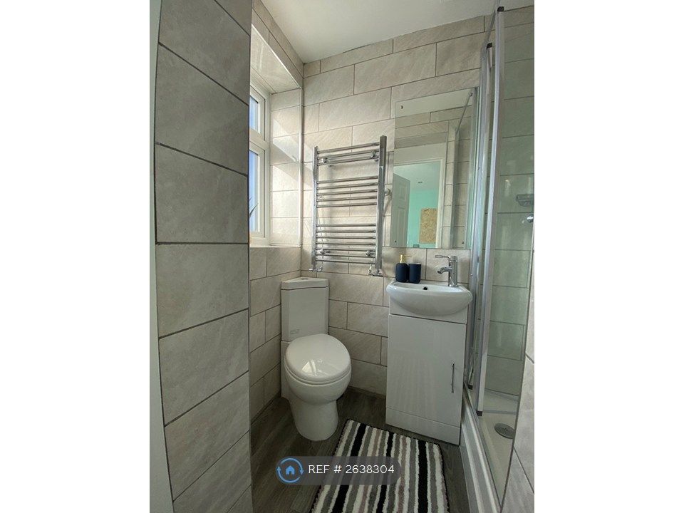 Property photo 2 of 8 Room 3 Bathroom