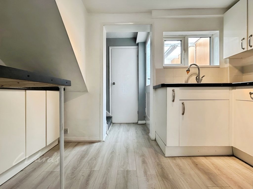 Property photo 3 of 10 Kitchen