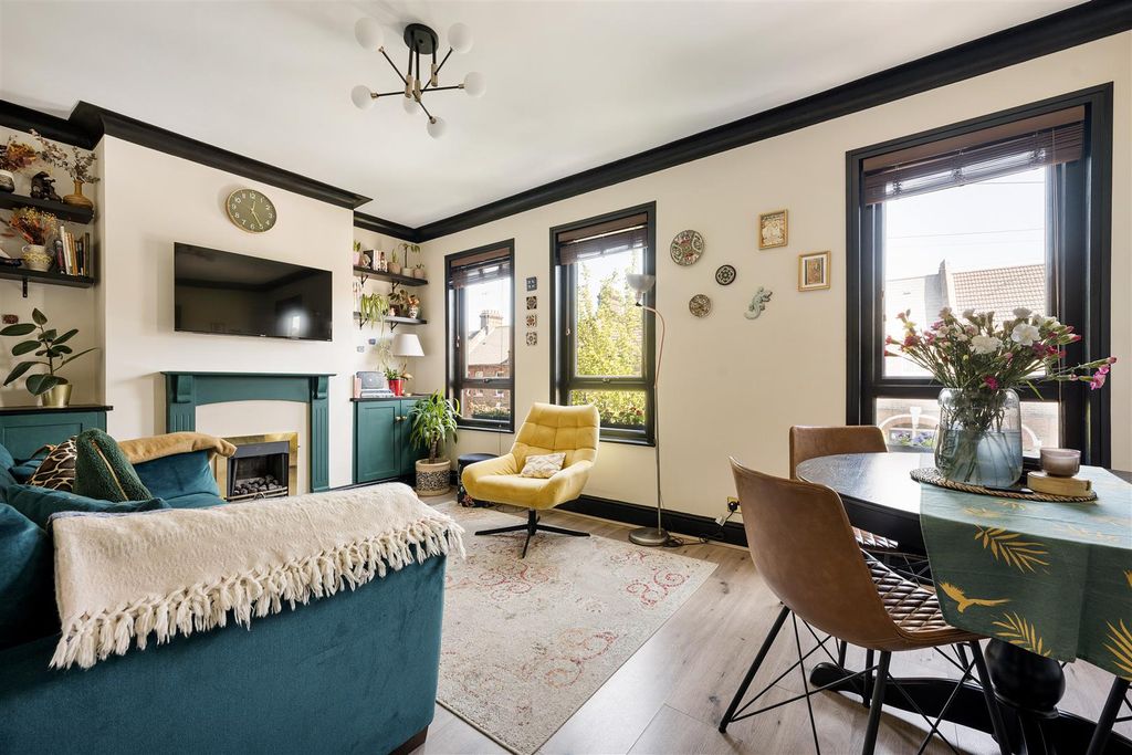 Property photo 2 of 26 Mersey Road, E17