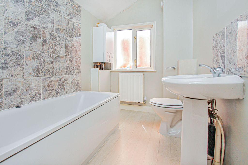 Property photo 3 of 10 Bathroom