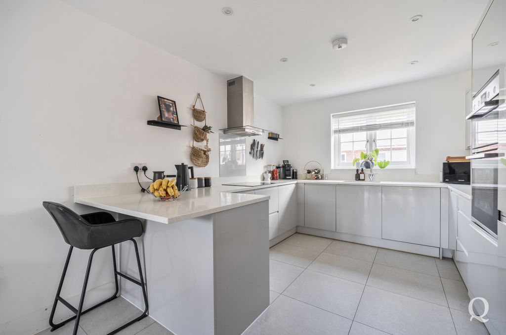 Property photo 2 of 32 37A9c473-A7De-45A...