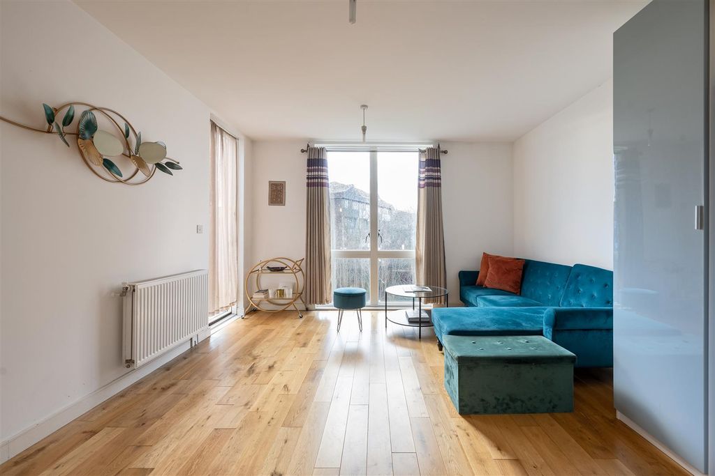 Property photo 2 of 13 Repton House E4