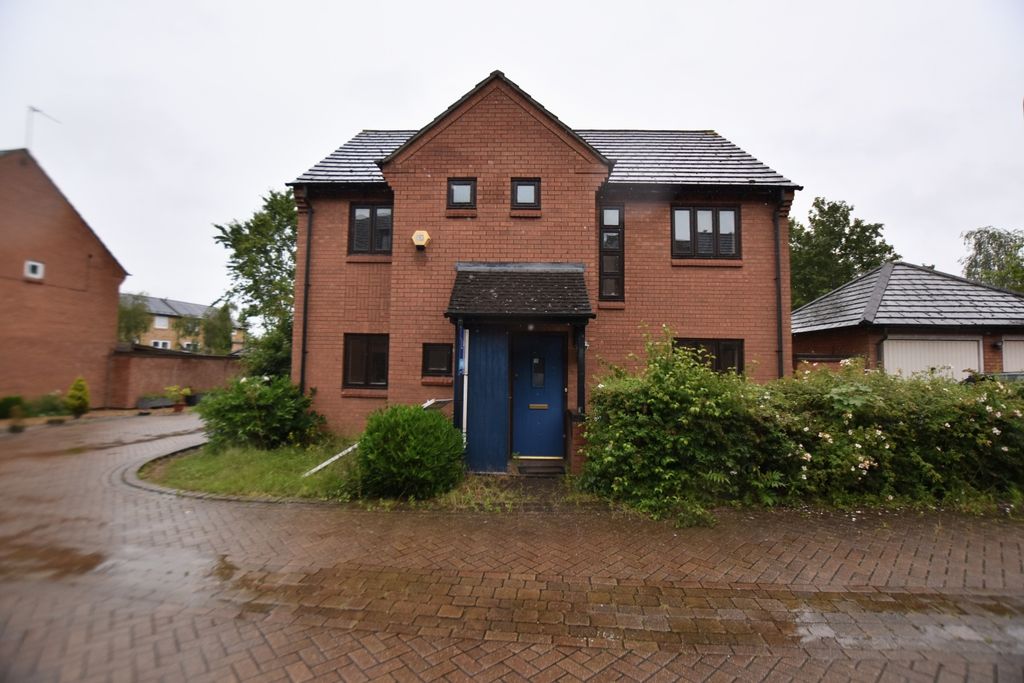 Property photo 1 of 20 2 Cadeby Court Front
