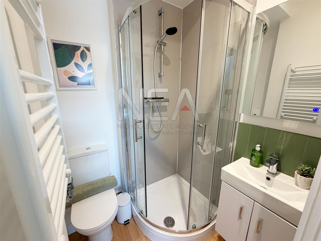 Property photo 2 of 9 Ensuite