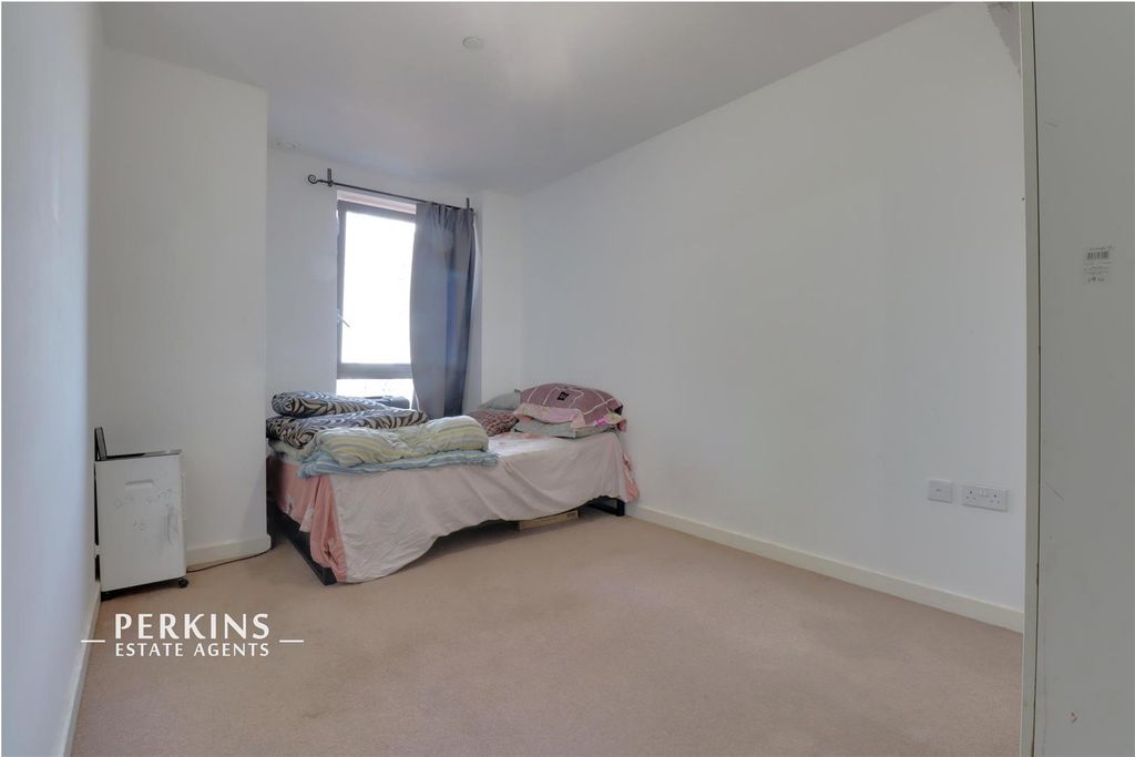 Property photo 3 of 7 Bed .Jpg