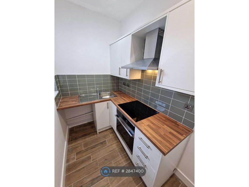 Property photo 3 of 16 Kitchen (1/2)