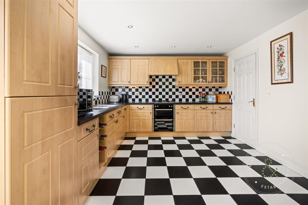 Property photo 3 of 47 Bassetts Field, Thornhill, Hern Crabtree (30).Jpg