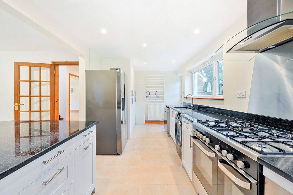 Property photo 3 of 14 Kitchen