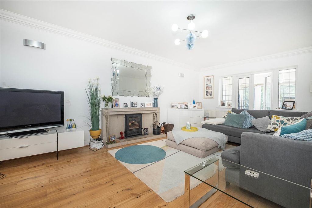 Property photo 2 of 23 51-Embercourt-Road (51).Jpg