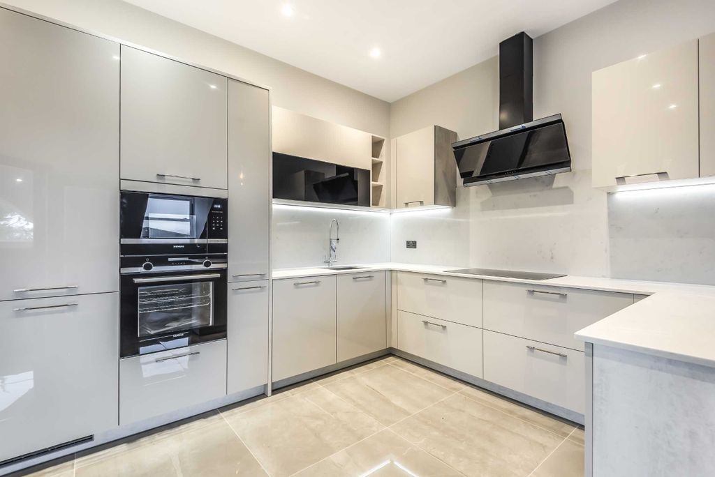 Property photo 3 of 10 Photo