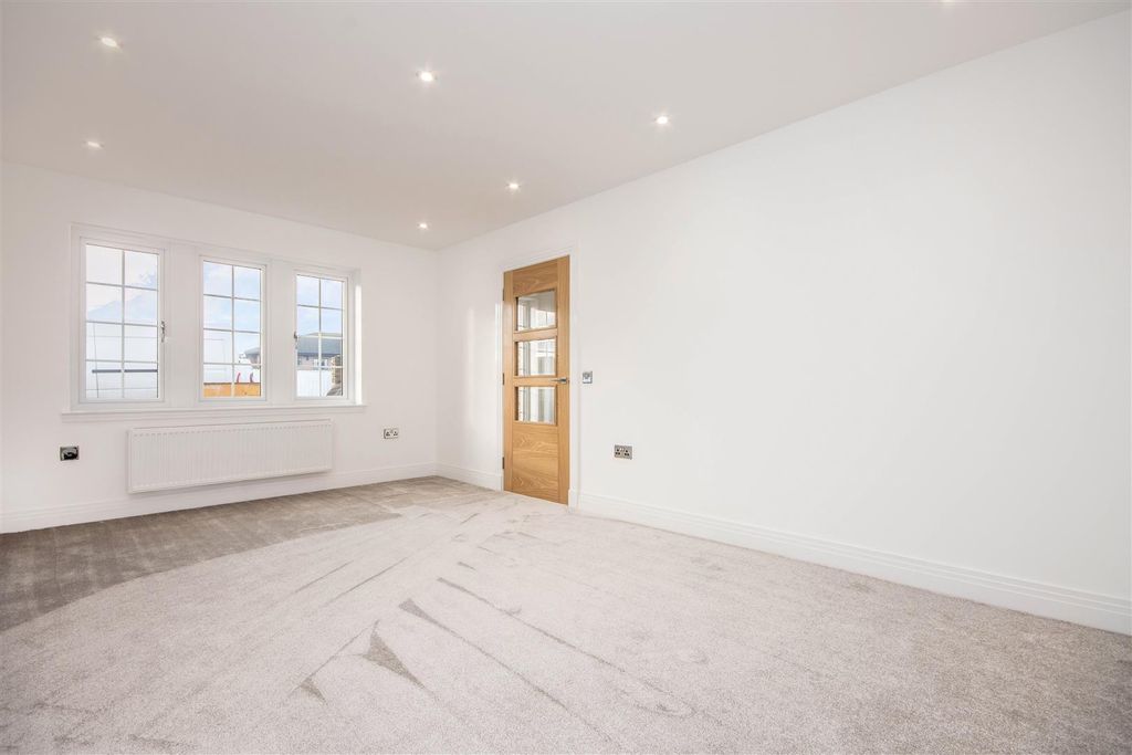 Property photo 3 of 10 Lounge.Jpg