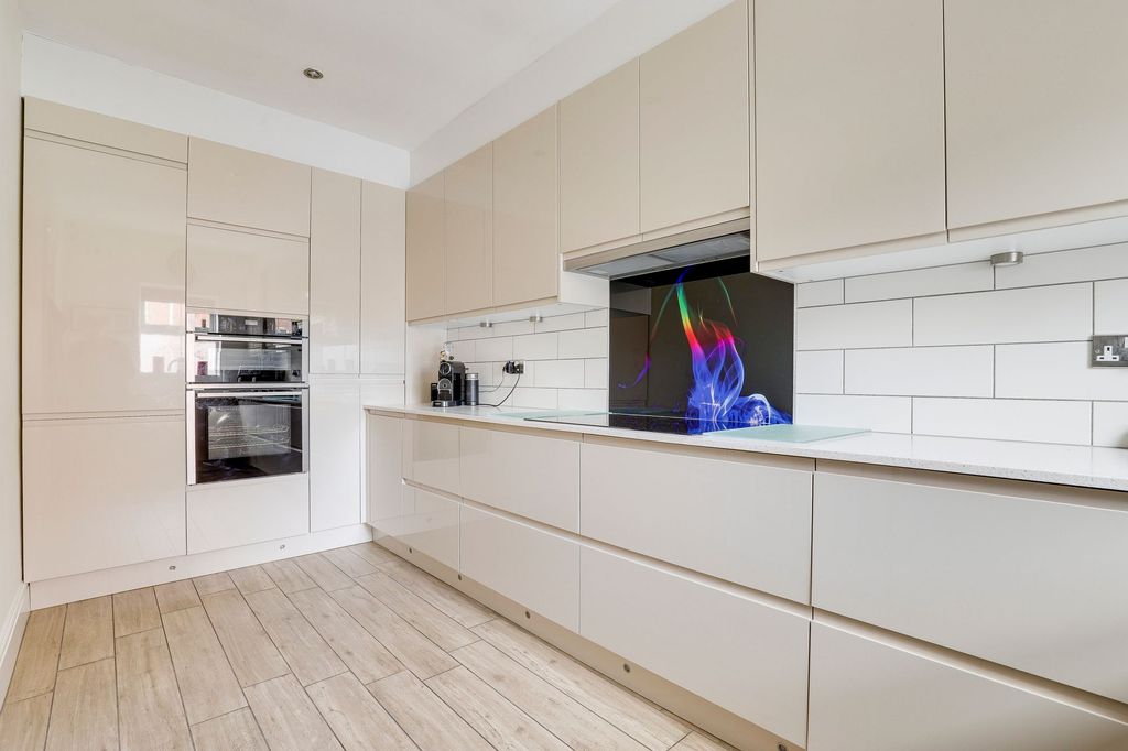 Property photo 3 of 27