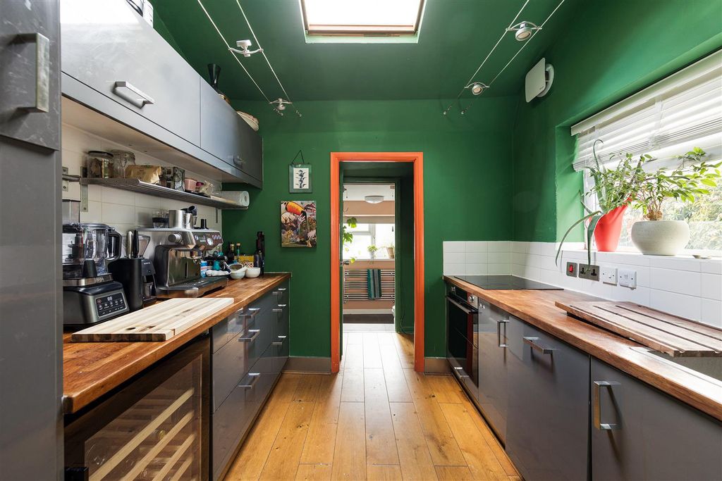 Property photo 3 of 43 Acacia Road, E17