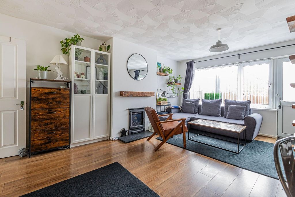 Property photo 3 of 20 Pant Y Celyn Road 69-16.Jpg