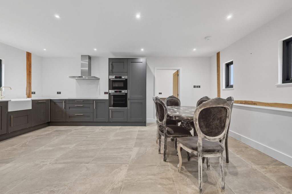 Property photo 3 of 23 Picture No. 14