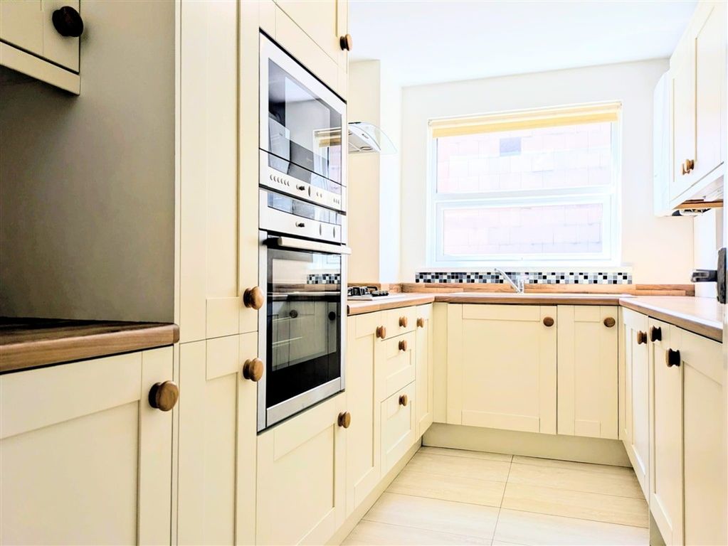 Property photo 3 of 9 Kitchen*