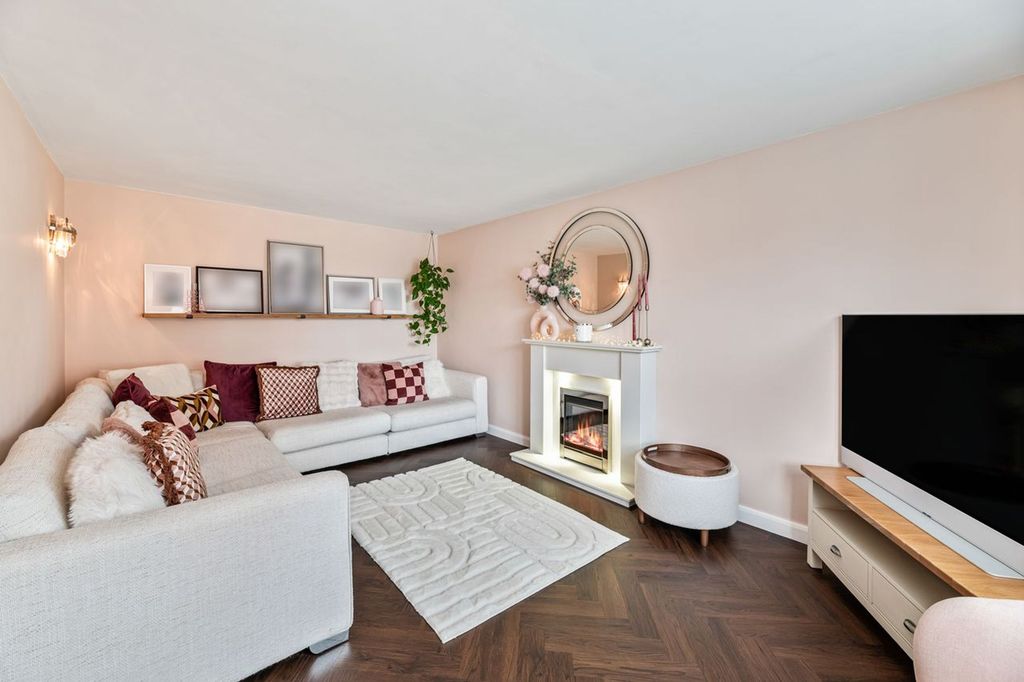 Property photo 2 of 19 Lounge