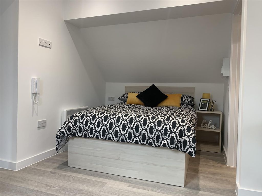 Property photo 3 of 9 Cosy Double Bed With Modern Minimalist Decor...