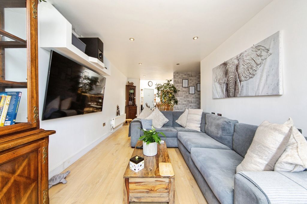 Property photo 3 of 20 Pbox-Img.Jpg