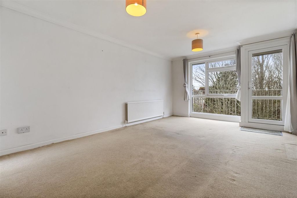 Property photo 2 of 13 41 Dorchester Gardens-008.Jpg