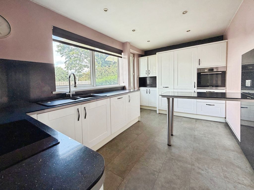 Property photo 2 of 11 Kitchen