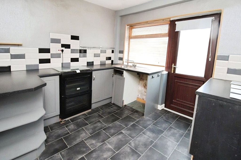 Property photo 3 of 10 Kitchen