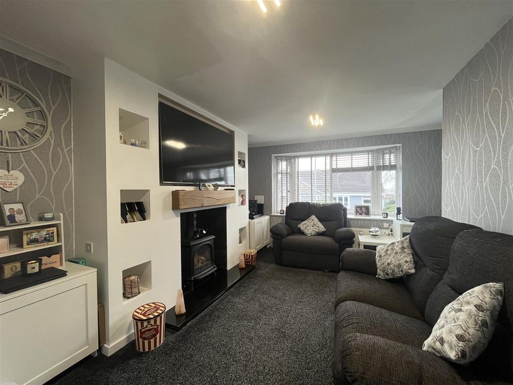 Property photo 2 of 16 Lounge