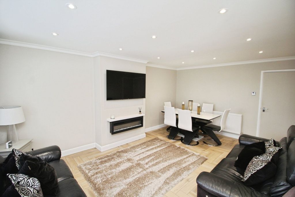 Property photo 2 of 17 Lounge