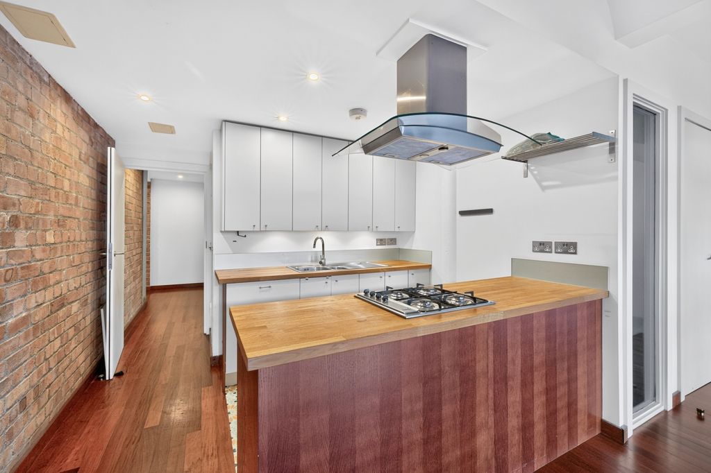 Property photo 3 of 15 Kitchen (2)