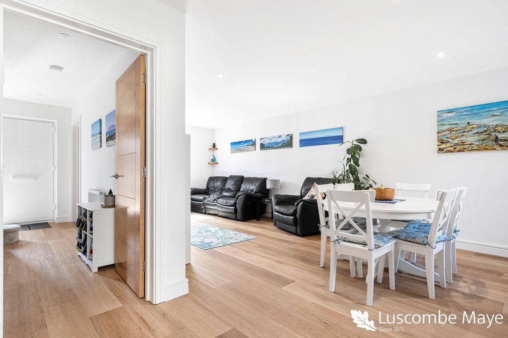 Property photo 2 of 31