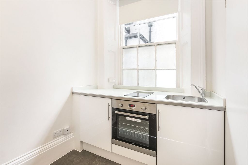 Property photo 2 of 7 Kitchenette