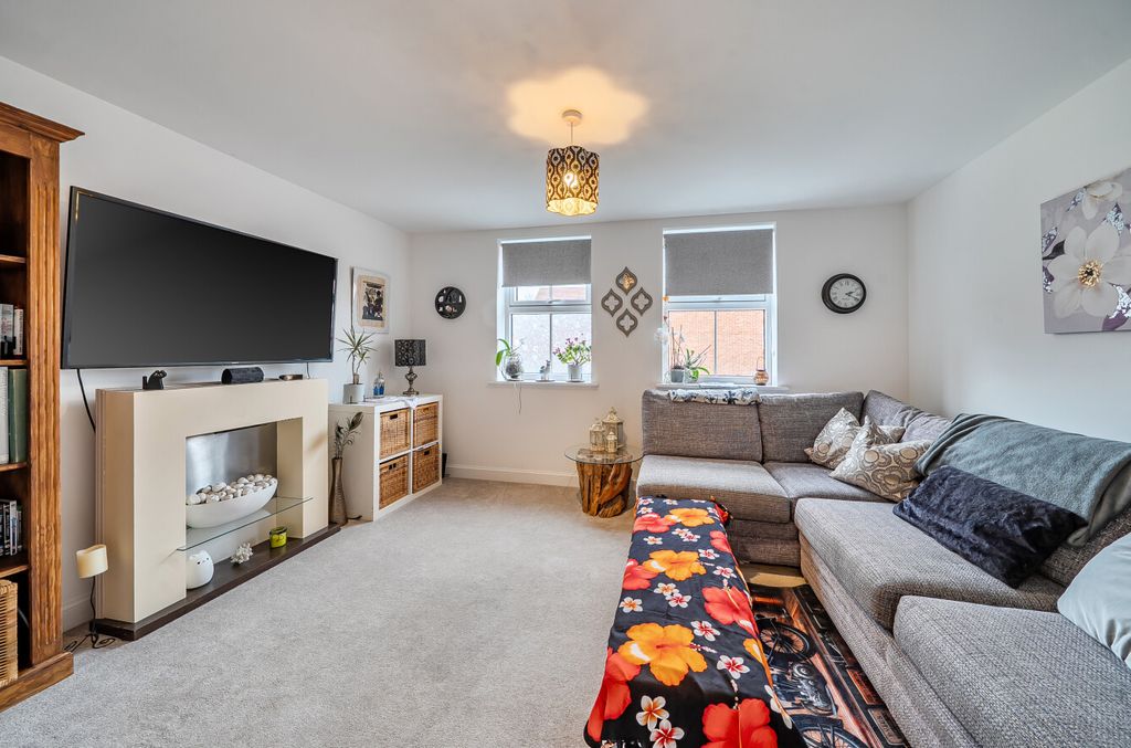 Property photo 3 of 26 1405187-12-698Df5...