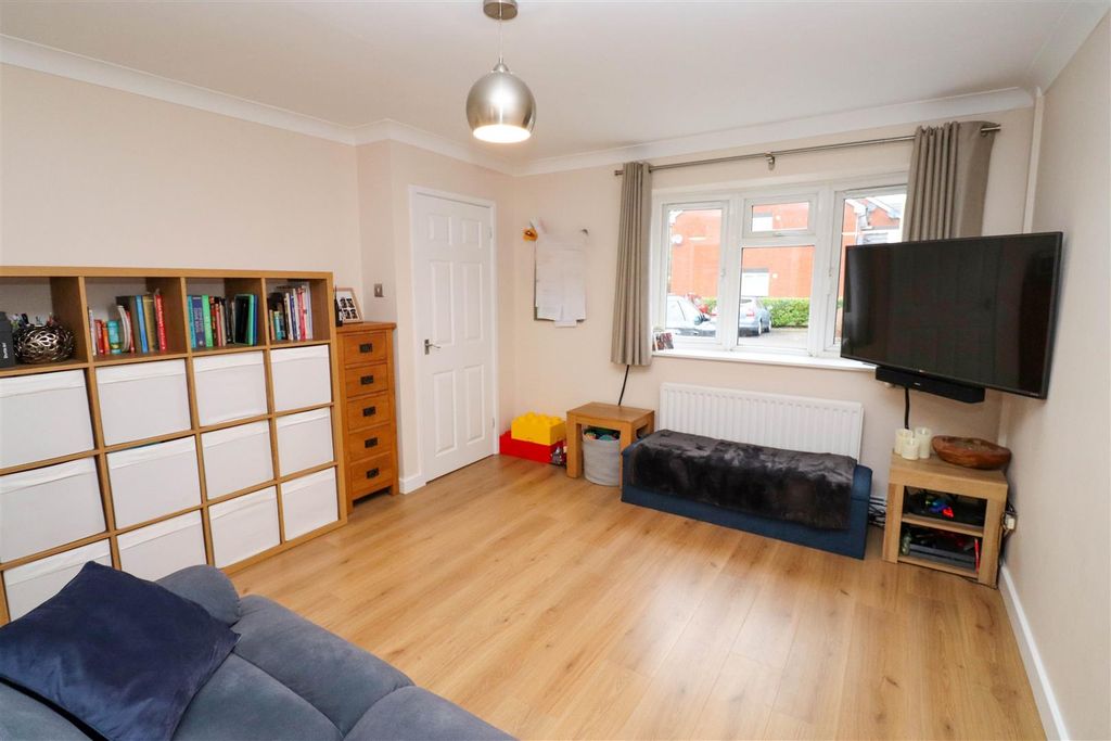 Property photo 3 of 19 Lounge